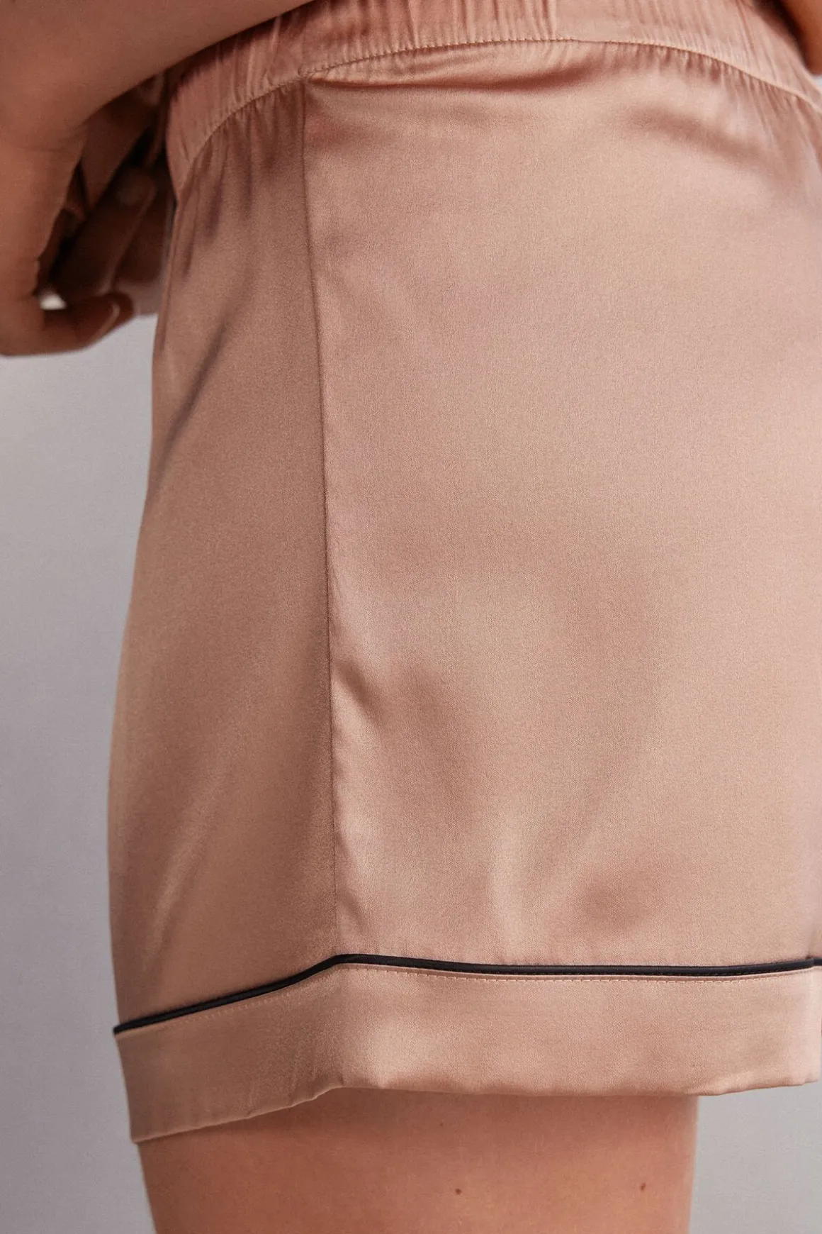 Korte Broek van Zijde met Biesje