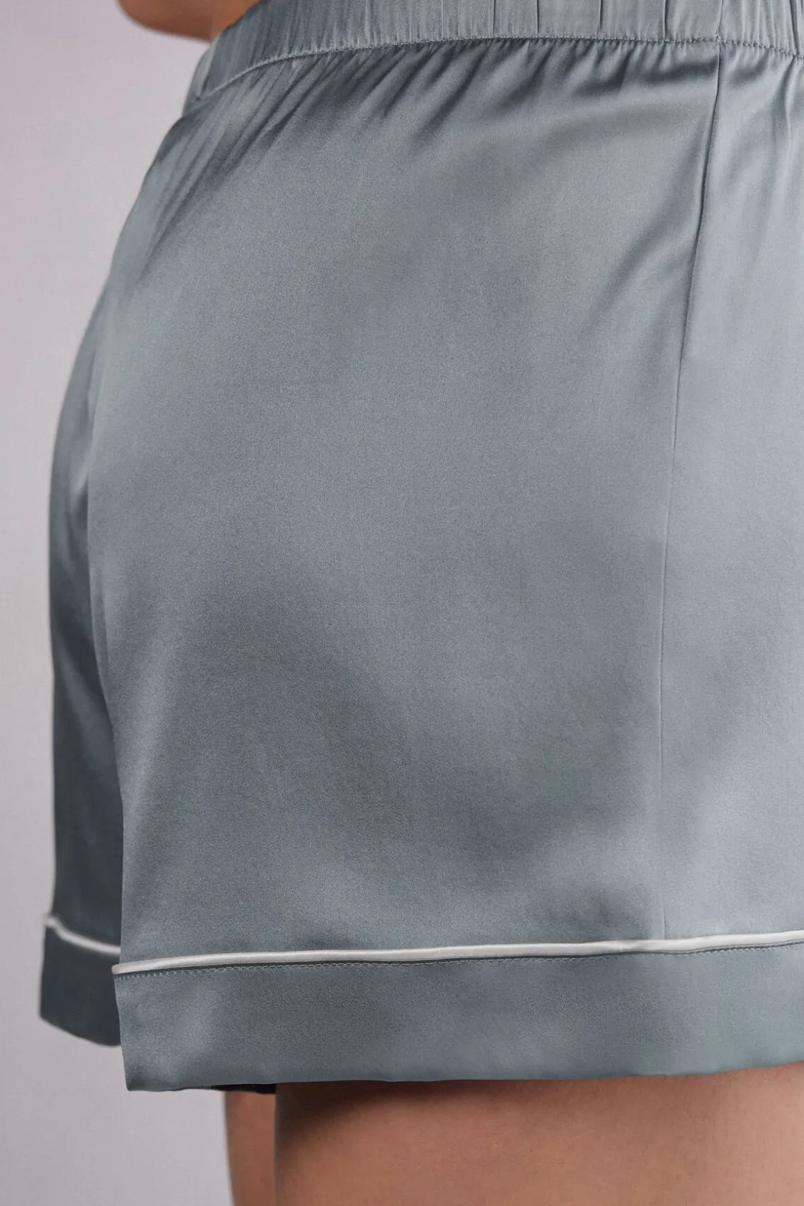 Korte Broek van Zijde met Biesje