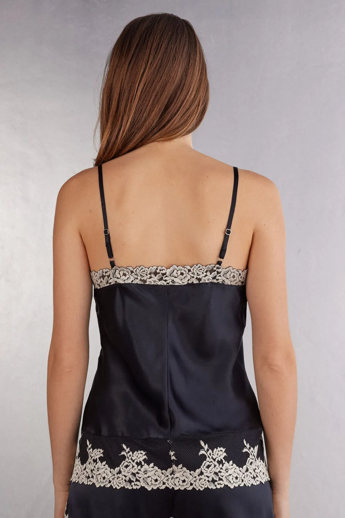 Pretty Flowers Top met Dunne Schouderband van Satijn