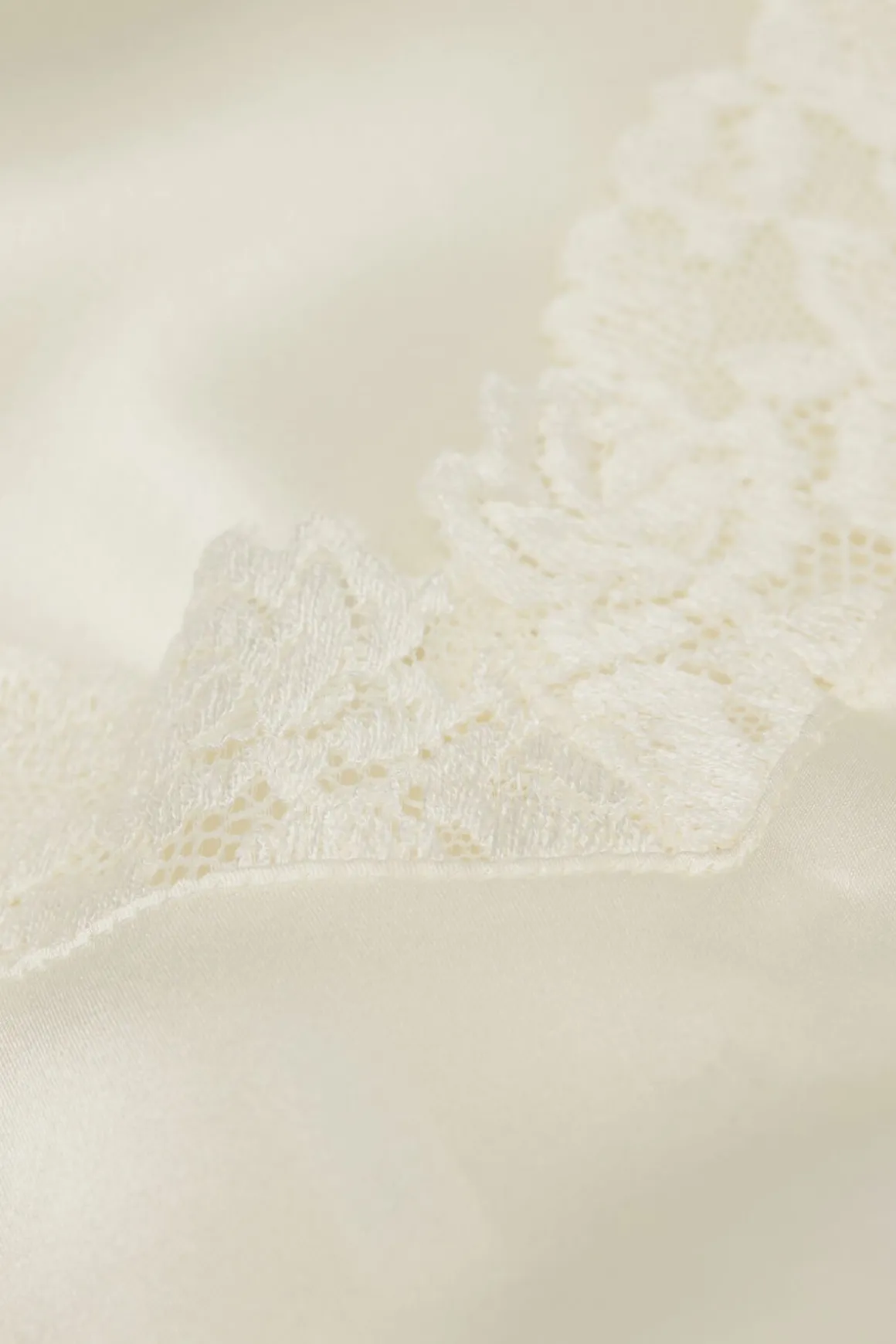 Pretty Flowers Top met Dunne Schouderband van Satijn